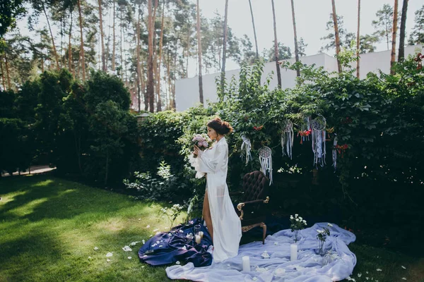 Bahçe içinde sabahları güzel gelin 