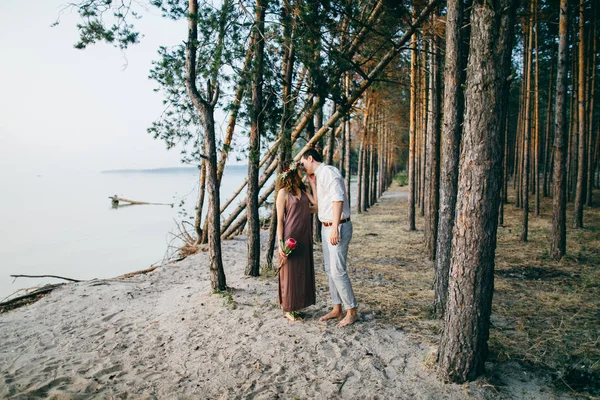 Jovem Casal Bonito Feliz Pelo Lago — Fotografia de Stock