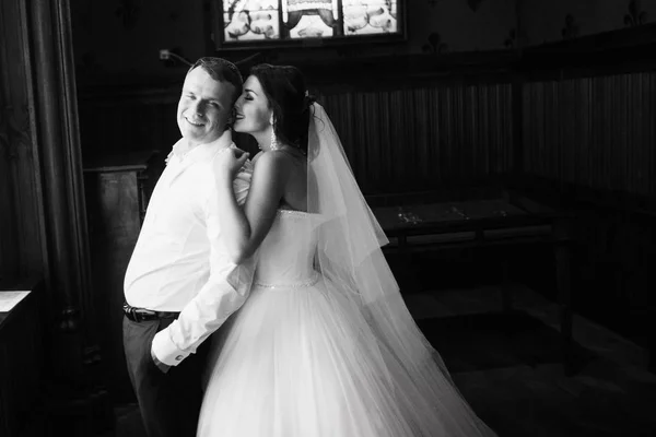 Feliz Jovem Belo Casal Recém Casados Abraçando — Fotografia de Stock