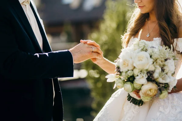 Casal Feliz Recém Casados Cerimônia Casamento — Fotografia de Stock