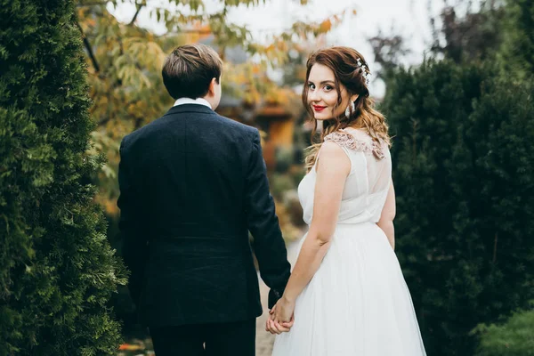 Yeni evliler açık havada güzel genç çift