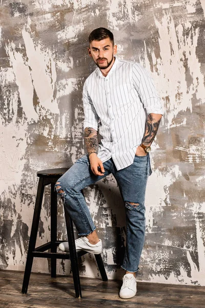 yakışıklı delikanlı duvar arka plan üzerinde poz