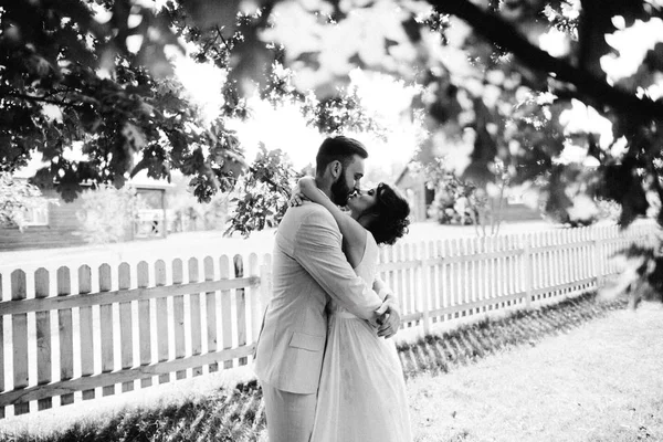 Lyckligt Par Unga Nygifta Embracing — Stockfoto