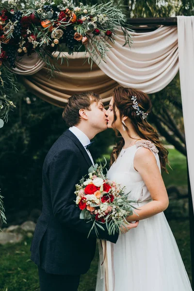 Casal Feliz Recém Casados Beijando Cerimônia Casamento — Fotografia de Stock