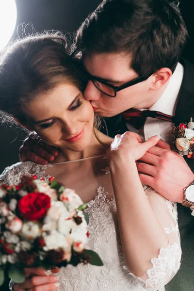 Jovens Felizes Belo Casal Beijando — Fotografia de Stock