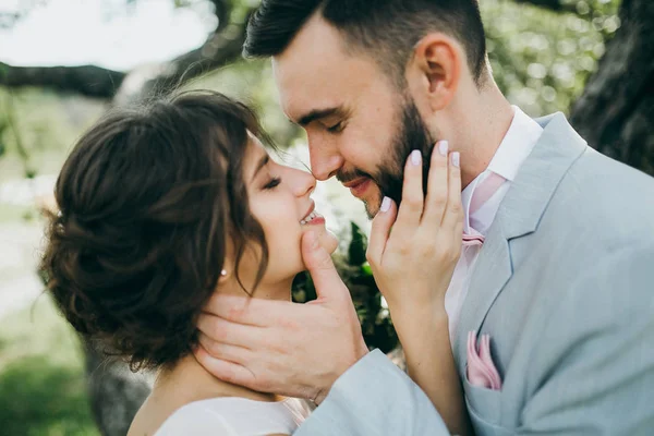 mutlu çift kucaklayan genç yeni evliler