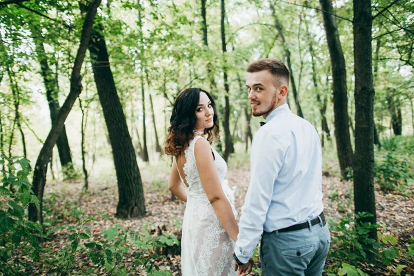 Hermosa Joven Pareja Posando Bosque — Foto de Stock