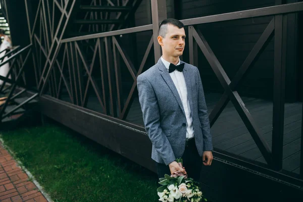 Jovem Bonito Homem Posando Com Buquê — Fotografia de Stock