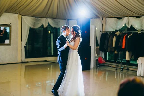 Casal Feliz Recém Casados Dançando Casamento — Fotografia de Stock