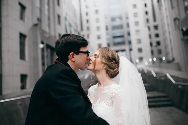 Feliz Jovem Belo Casal Beijando Cidade — Fotografia de Stock