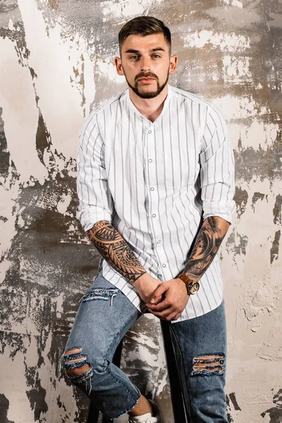 yakışıklı delikanlı duvar arka plan üzerinde poz