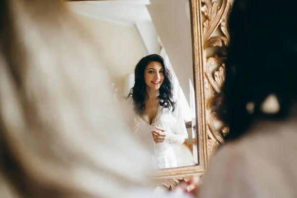 鏡で見ている若い美しい花嫁 — ストック写真