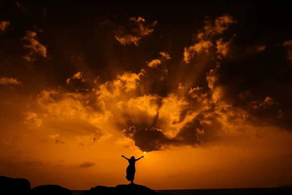 Jonge Mooie Vrouw Poseren Strand Bij Zonsondergang — Gratis stockfoto