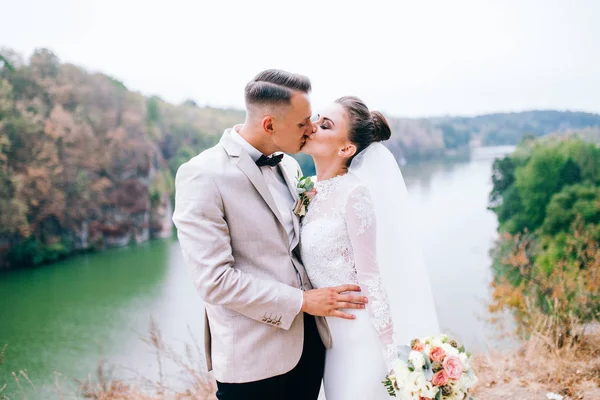 Junges Brautpaar Küsst Sich Freien — Stockfoto