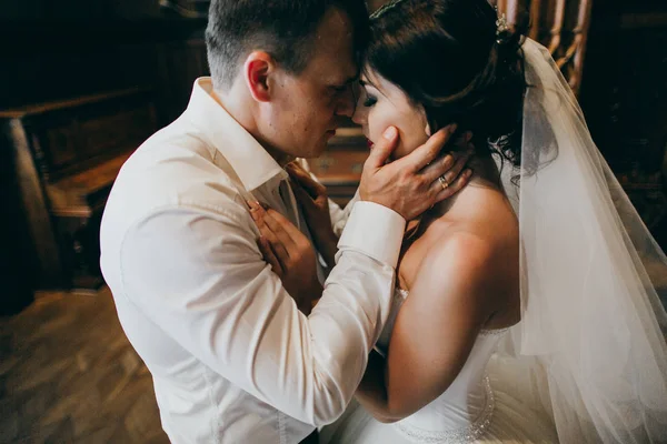 Yeni evliler kucaklayan genç güzel birkaç mutlu