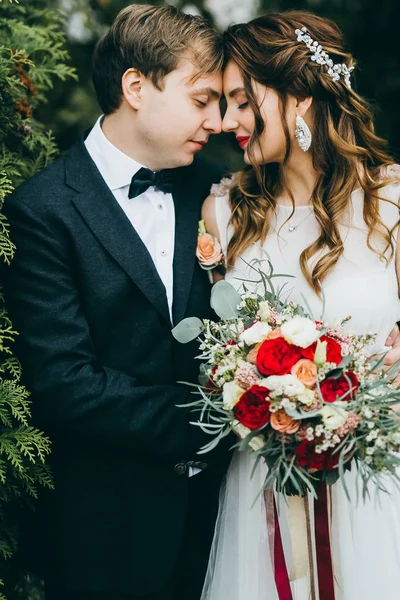 Hermosa Joven Pareja Recién Casados Aire Libre —  Fotos de Stock