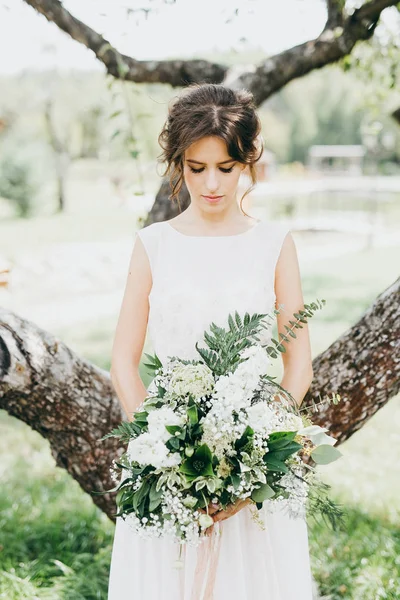 Bela Jovem Noiva Posando Com Flores — Fotografia de Stock