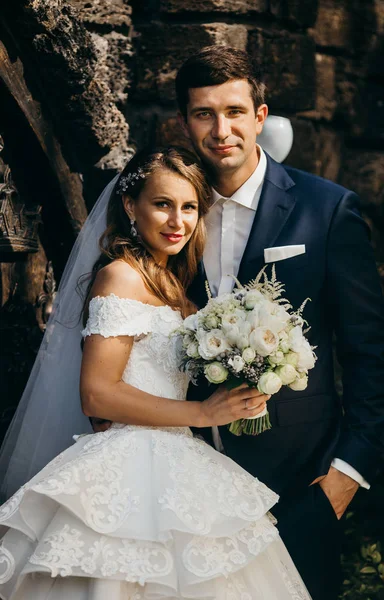 Glückliches Junges Schönes Hochzeitspaar — Stockfoto