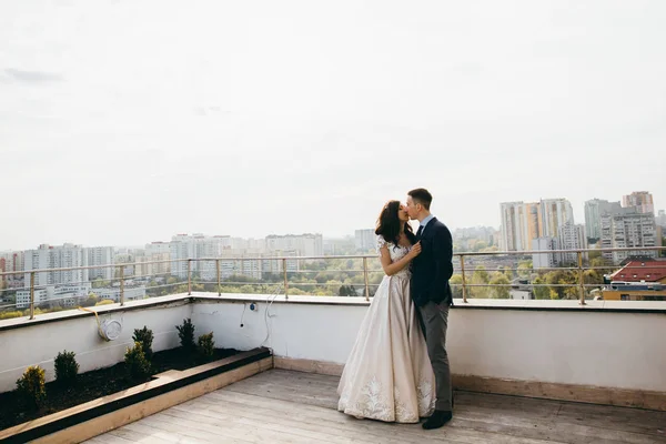 屋根のキスに新婚夫婦の美しい若いカップル — ストック写真
