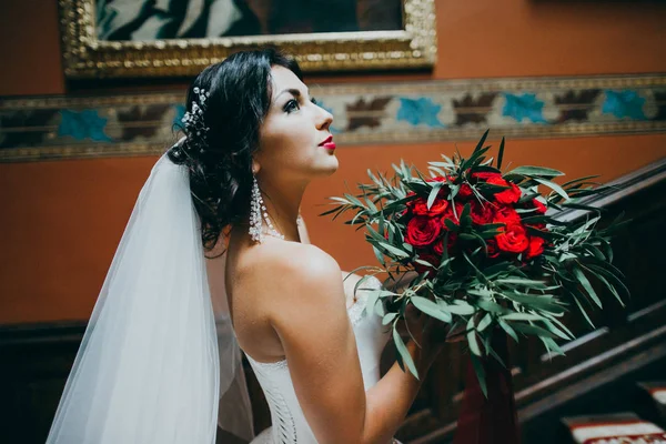 Kapalı poz genç güzel gelin