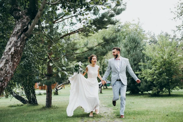 çalışan genç yeni evli mutlu çift