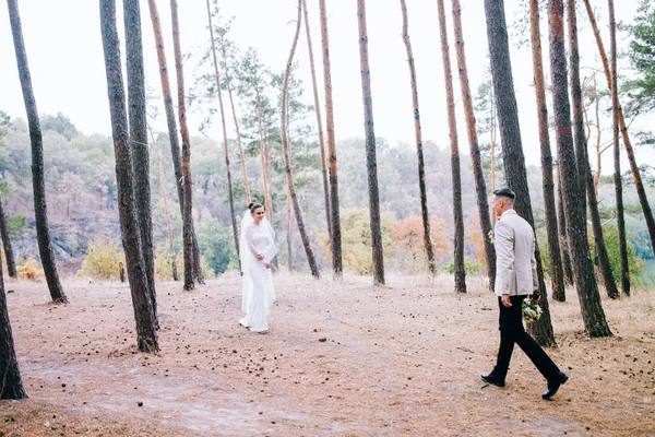 森でポーズをとって新婚の若いカップル — ストック写真