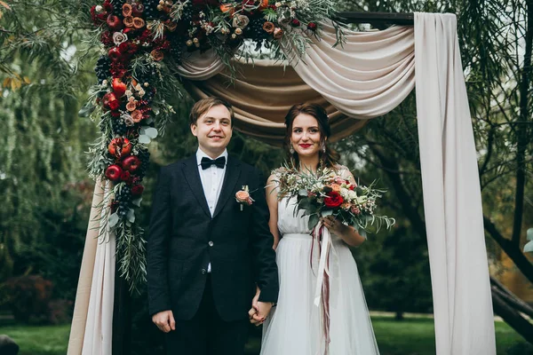 mutlu çift düğün töreni üzerinde yeni evliler. 