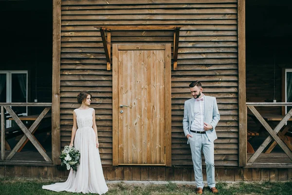 木造住宅の若い新婚夫婦の幸せなカップル — ストック写真