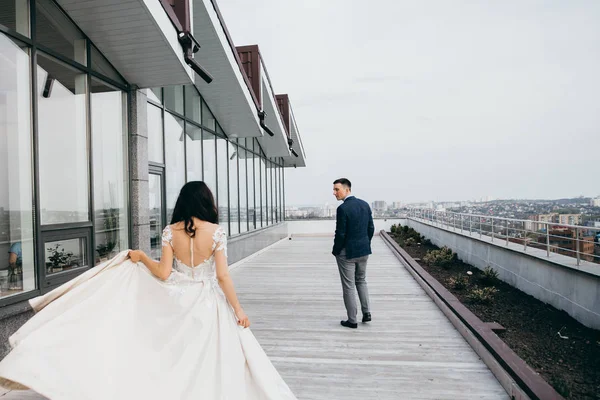 Pasangan Muda Yang Cantik Dari Pengantin Baru Atap — Stok Foto