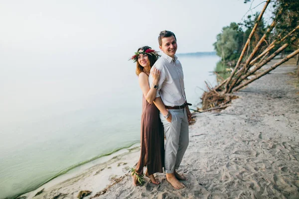 Happy Beautiful Young Couple Lake — Stock Photo, Image