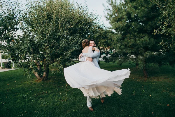 Feliz Pareja Jóvenes Recién Casados Abrazando —  Fotos de Stock