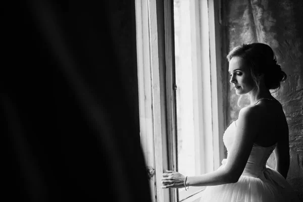年轻美丽的新娘摆在窗口 — 图库照片