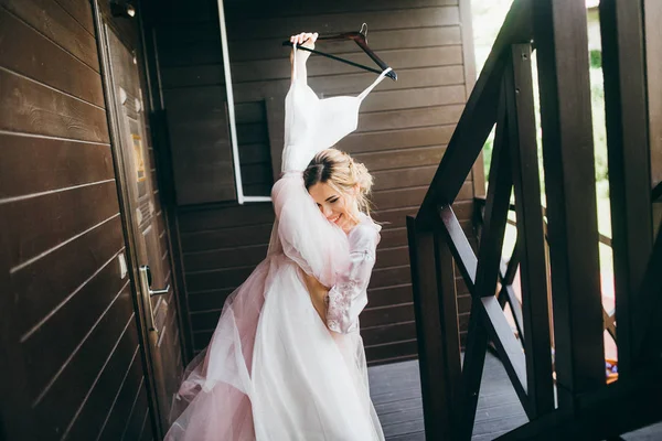 美しい繊細な若い花嫁のウェディング ドレス — ストック写真