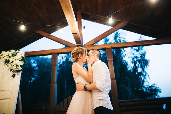 Happy Couple Young Newlyweds Kissing — Stock Photo, Image