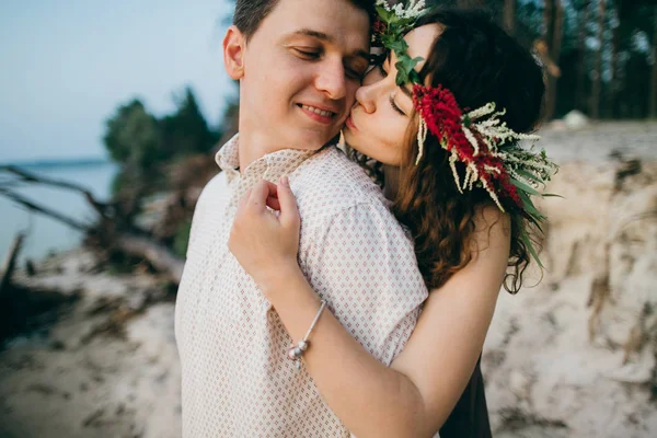 Göl mutlu güzel genç çift