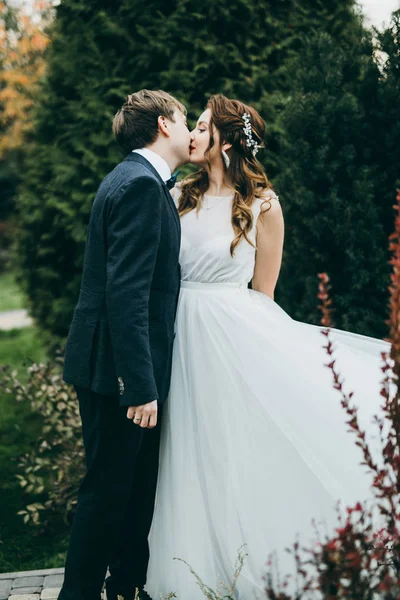 Krásný Mladý Pár Novomanželů Líbání Venku — Stock fotografie