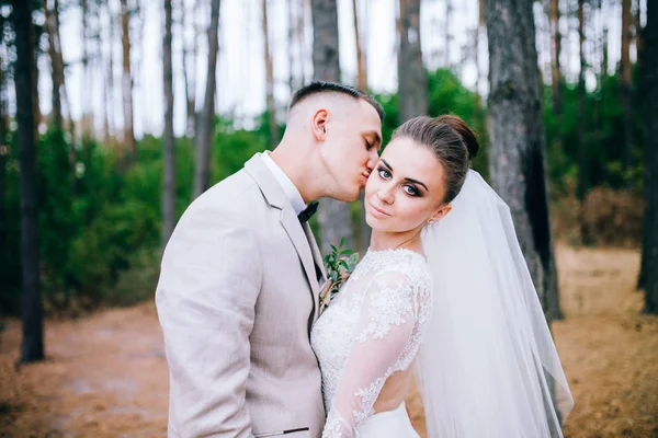 Jovem Casal Recém Casados Beijando Livre — Fotografia de Stock