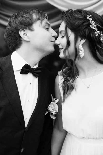 Felice Coppia Sposi Che Baciano Sulla Cerimonia Nuziale — Foto Stock