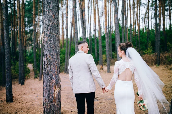 年轻夫妇在森林里假扮的新婚夫妻 — 图库照片