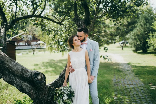 Feliz Pareja Jóvenes Recién Casados Abrazando — Foto de Stock