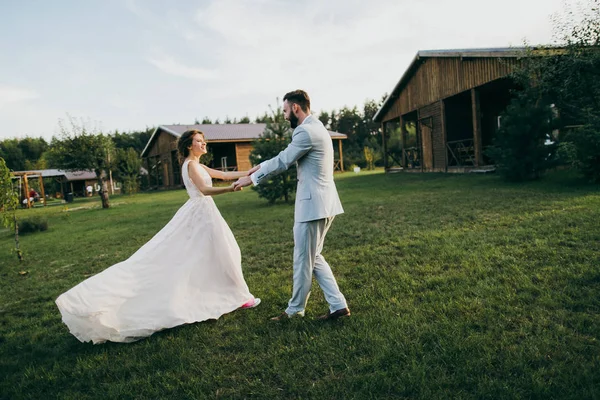 Feliz Pareja Jóvenes Recién Casados Jardín —  Fotos de Stock