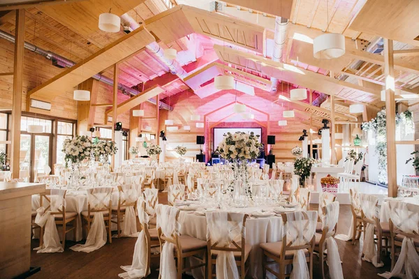 Güzel düğün günü masa dekorasyonu