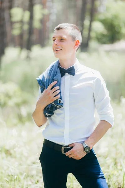 Guapo Joven Posando Aire Libre — Foto de Stock