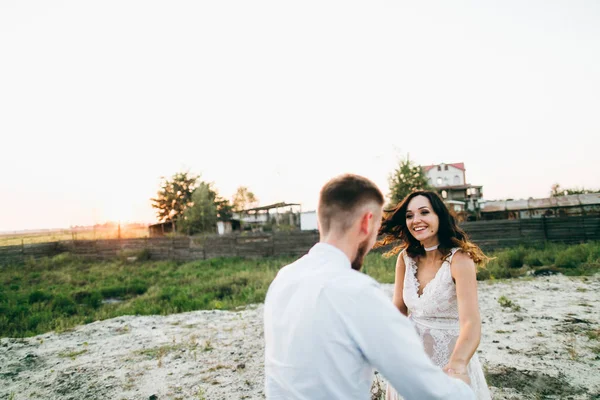 Açık havada yürüyüş güzel genç Çift