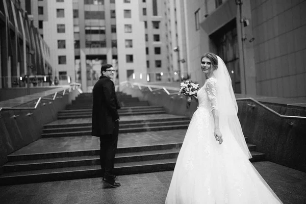 Jovem Feliz Belo Casal Cidade — Fotografia de Stock