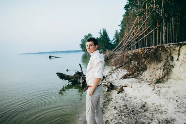Stilig Ung Man Poserar Stranden — Stockfoto