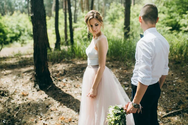 Šťastný Pár Mladých Novomanželů Lese — Stock fotografie