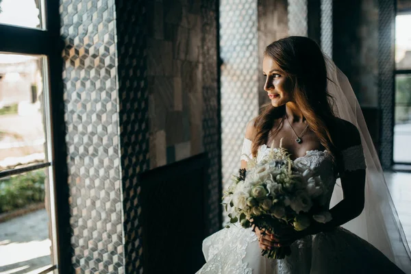 Kapalı poz genç güzel gelin