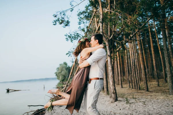 幸福美丽的年轻夫妇湖 — 图库照片