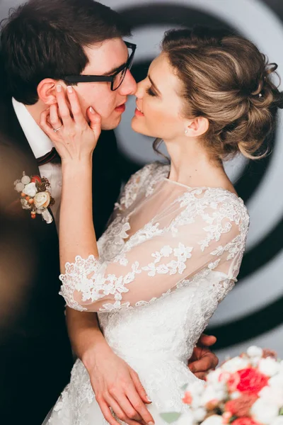 Feliz Jovem Lindo Casal Posando — Fotografia de Stock